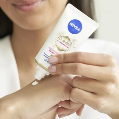 NIVEA Luminous Anti-Pigmentflecken Hochwirksame Hand Creme LSF15 6 NIVEA Luminous Anti-Pigmentflecken Hochwirksame Hand Creme LSF15 -Compeed Geschäft MAM 9306068 SHOP IMAGE 1.4